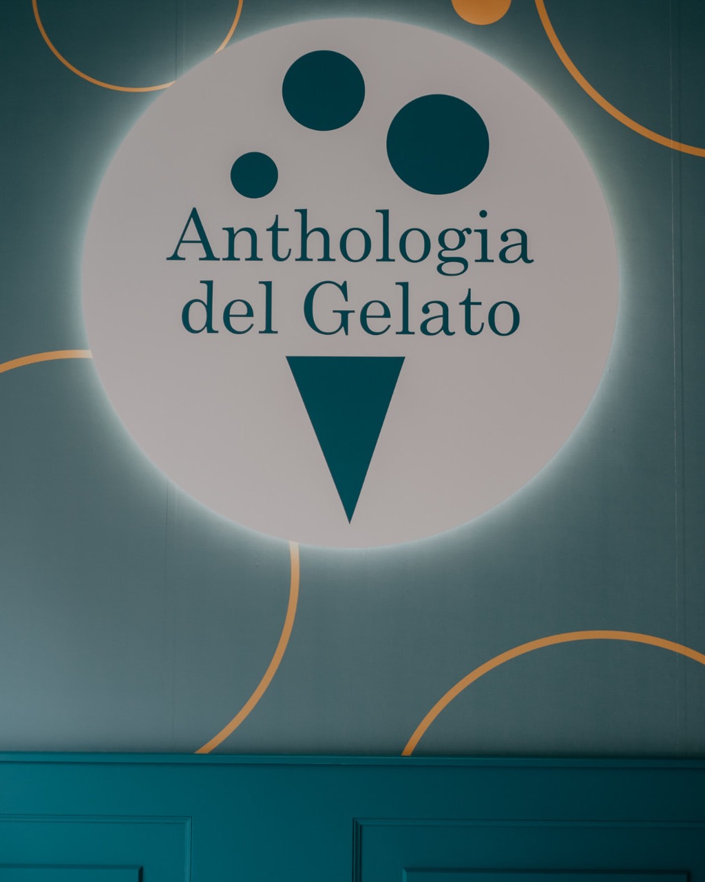 Insegna luminosa con il logo Anthologia del Gelato nella gelateria di Milano
