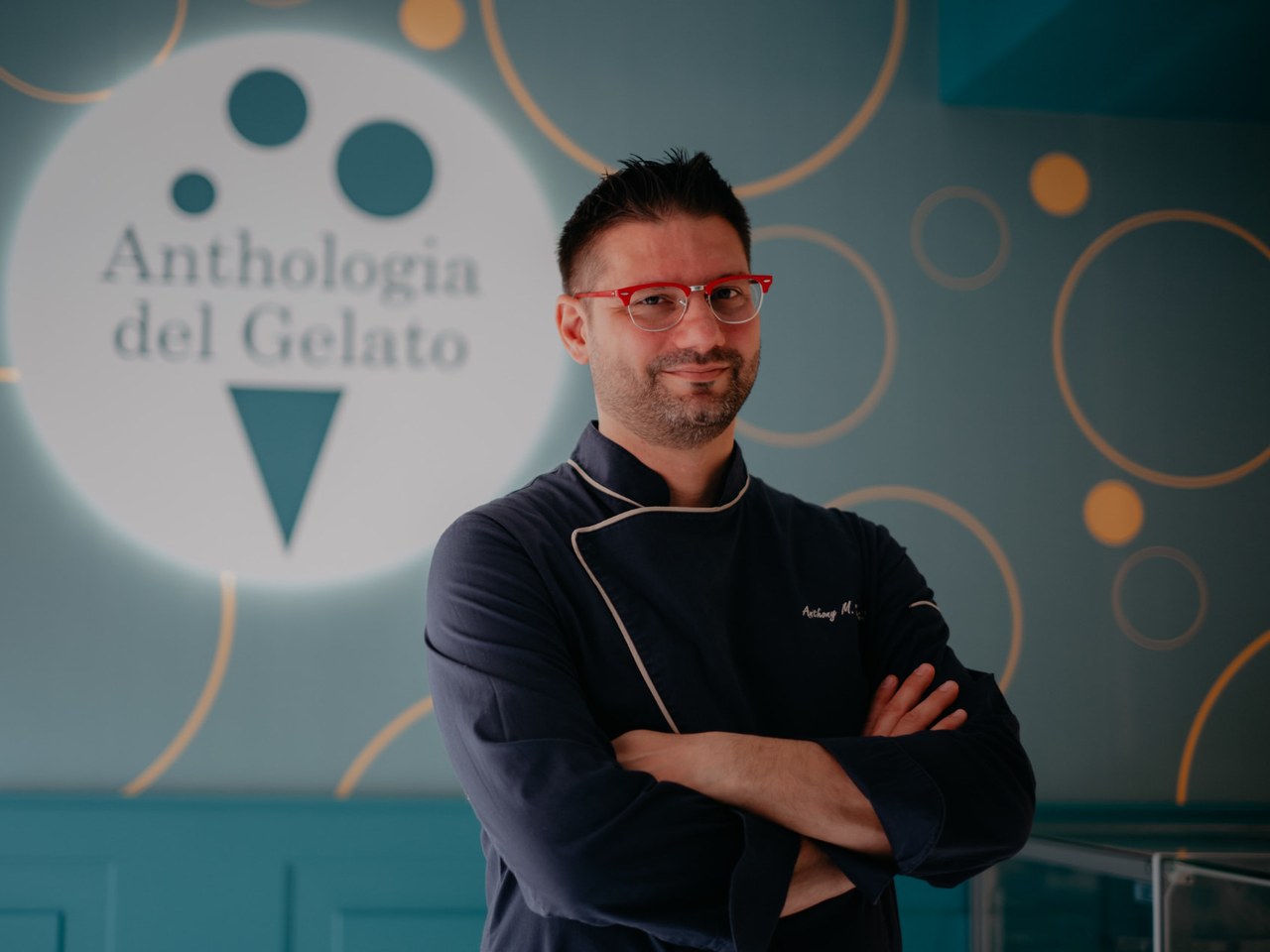 Il Maestro Gelatiere Anthony Sartori nella gelateria Anthologia del Gelato a Milano